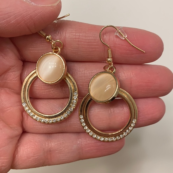 NWOT Gold “Dreamily Dreamland” Earrings - Picture 2 of 3